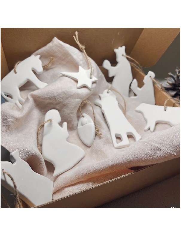 Crèche à suspendre en porcelaine blanche