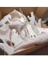 Crèche à suspendre en porcelaine blanche