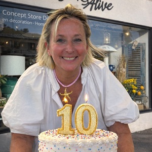 ✨ 11 avril 2016 – 11 avril 2026 ✨

10 ans … 🎂🎉

Derrière ce SIRET obtenu ce 11 avril 2016 se cache bien plus qu’une entreprise : une histoire, un rêve devenu réalité, et une envie constante de vous inspirer au quotidien 🌿

🤩Tout a commencé avec Staging Alive, le conseil en agencement…, Mon premier chantier à Grenay… je m’en souviens encore…
Puis un deuxième… avec toujours ce mélange d’excitation et de doute…
Puis l’envie d’aller encore plus loin : vous inspirer, vous accompagner et partager ma passion pour la décoration ….
Puis il y a eu ce local qui se libère…un peu comme un signe…une opportunité que je n’avais pas vraiment prévue… mais que j’ai suivie avec le cœur… 
Puis la boutique,… et l’aventure s’enchaîne avec le site internet 💻…

🎂 10 ans d’aventure, de passion, de doutes parfois… mais surtout 10 ans de belles rencontres, de confiance et de moments partagés avec vous 🫶🥰

Merci à tous ceux qui font vivre cette aventure depuis le début… et à ceux qui l’ont rejointe en chemin ..💕🌼

#10ans #birthdays #mapetiteentreprise #decoration #stagingalive😎