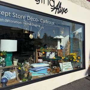 Alerte ☀️ : dose de bonne humeur en vitrine !

Du soleil, des citrons, du bleu qui nous plonge directement dans le thème bord de mer… et une furieuse envie de refaire toute sa déco 😍🍋💙

Je vous préviens : vous venez “juste jeter un œil”👀..et vous repartez avec 3 coussins, un vase et un coup de cœur 🤭😂

Bienvenue dans mon petit coin de soleil!☀️🤩

#boutiquedéco #coupdecœur #sunvibes☀️ #instadecor #concepstore StagingAlive 😎