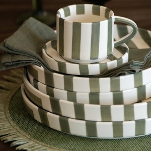 🌿 La rayure s’invite à table ! 🤍

Craquez pour cette jolie vaisselle à rayures, déclinée en deux teintes douces et tendance : kaki pour une table pleine de caractère, ou nude pour une ambiance lumineuse et délicate.

Alors, vous êtes plutôt team kaki 🌿 ou team nude ?

#ArtDeLaTable #Vaisselle #VaisselleRayée #DecorationTable #TableChic