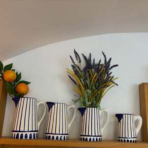 💙On imagine déjà ces jolis pichets sur une table d’été, remplis de fleurs fraîches, de citronnade ou simplement posés en décoration dans la cuisine.✨

🦋Des pièces pleines de charme, à découvrir en boutique ✨

#deco #maison #vaisselle #decorationinterieure #conceptstore 😎