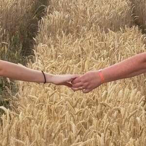 🌾✨ Le 24 juin, jour de la Saint-Jean, une ancienne tradition invite à cueillir 7 épis de blé, symbolisant les 7 jours de la semaine.

Un geste simple, transmis de génération en génération, porteur de bonheur, d’abondance et de prospérité pour l’année à venir.

🌾Comme chaque année, je partage avec vous cette jolie coutume qui rappelle l’importance des traditions, du partage et des petits bonheurs du quotidien.🌾

🌾Belle saint Jean à tous! 😎

#TraditionDesBlés #SaintJean #24Juin #Bonheur #Chance Prospérité